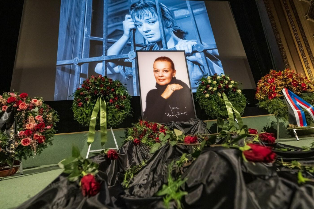 Ľudia sa mohli naposledy rozl&uacute;čiť s herečkou Janou Brejchovou, ktor&aacute; zomrela 6. &uacute;nora vo veku 86 rokov, a zap&iacute;sať sa do kondolencnej knihy v pražskom kine Lucerna.