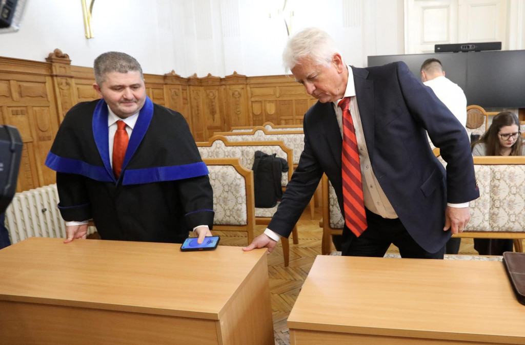 Podnikateľ Jozef Brhel (vpravo) stoj&iacute; v s&uacute;dnej sieni v kauze M&yacute;tnik na &Scaron;pecializovanom trestnom s&uacute;de v Banskej Bystrici. FOTO: TASR/J&aacute;n Kro&scaron;l&aacute;k