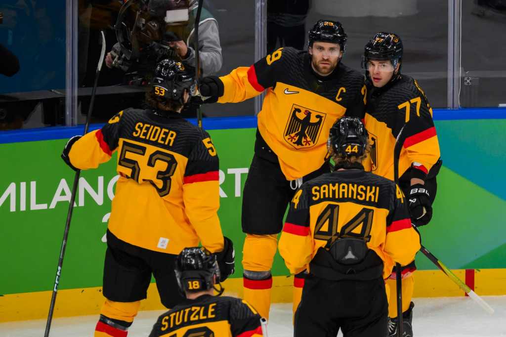 Nemeck&iacute; hokejisti, zľava Moritz Seider, Leon Draisaitl, Joshua Samanski, Justin Sch&uuml;tz a dole Tim St&uuml;tzle. FOTO: TASR/Jaroslav Nov&aacute;k