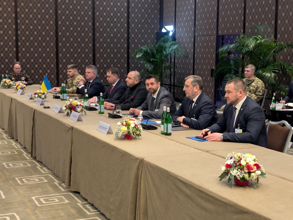 Ukrajinsk&aacute; deleg&aacute;cia čak&aacute; na začiatok stretnutia v prv&yacute; deň tretieho kola trojstrann&yacute;ch rozhovorov medzi deleg&aacute;tmi z Ukrajiny, Ruska a USA. FOTO: REUTERS