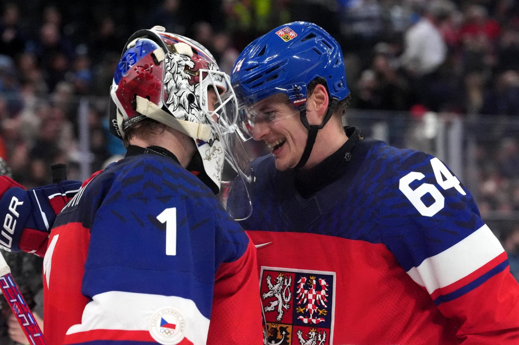 Česk&iacute; hokejisti David Kampf a Luk&aacute;&scaron; Dostal oslavuj&uacute; po z&aacute;pase. FOTO: REUTERS