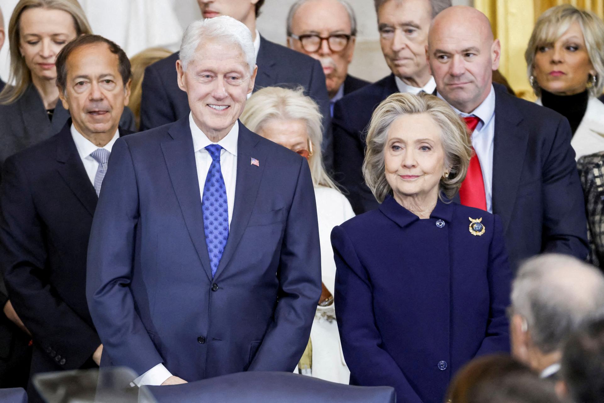 Prestaňte tutlať Epsteinove spisy, vyzvala Clintonová. Nie je čo skrývať, odkázal Trump