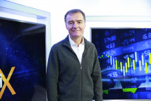Zdenko &Scaron;tefanides, hlavn&yacute; ekon&oacute;m V&Uacute;B v &scaron;t&uacute;diu HN Telev&iacute;zie pred nat&aacute;čan&iacute;m rel&aacute;cie BlackJackonomix. FOTO: Miroslav Gruber