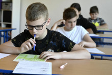 Testovanie sa po novom nebude t&yacute;kať žiakov osemročn&yacute;ch a p&auml;ťročn&yacute;ch gymn&aacute;zi&iacute;. ILUSTRAČN&Eacute; FOTO: TASR/R. Hanc