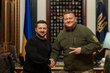 Ukrajinsk&yacute; prezident Volodymyr Zelenskij a vrchn&yacute; veliteľ ukrajinsk&yacute;ch ozbrojen&yacute;ch s&iacute;l Valerij Zalužnyj. FOTO: Reuters