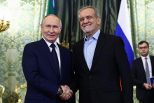 Na sn&iacute;mke rusk&yacute; prezident Vladimir Putin a ir&aacute;nsky prezident Mas&uacute;d Peze&scaron;kj&aacute;n. FOTO: Reuters