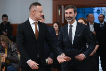 Slovensk&yacute; minister zahraničn&yacute;ch vec&iacute; Juraj Blan&aacute;r a maďarsk&yacute; minister zahraničn&eacute;ho obchodu a zahraničn&yacute;ch vec&iacute; P&eacute;ter Szijj&aacute;rt&oacute;. FOTO: TASR/DUNA/MTI