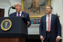 Americk&yacute; prezident Donald Trump vyd&aacute;va ozn&aacute;menie spolu s riaditeľom Agent&uacute;ry na ochranu životn&eacute;ho prostredia Lee Zeldinom. FOTO: Reuters