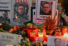 Pocty zosnul&eacute;mu kritikovi Kremľa Alexejovi Navaľn&eacute;mu pred rusk&yacute;m veľvyslanectvom v Berl&iacute;ne. FOTO: Reuters