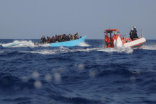 K migrantom na palube preplnenej lode sa pribl&iacute;žila pos&aacute;dka p&aacute;tracej a z&aacute;chrannej lode Sea-Watch 5, ktor&uacute; prev&aacute;dzkuje nemeck&aacute; mimovl&aacute;dna organiz&aacute;cia Sea-Watch. FOTO: Reuters