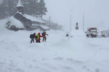 Členovia z&aacute;chran&aacute;rskeho t&iacute;mu kr&aacute;čaj&uacute; v Soda Springs. FOTO: TASR/AP