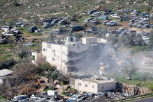 Strojov&eacute; zariadenie zb&uacute;ralo palest&iacute;nsku budovu neďaleko Hebronu na Izraelom okupovanom Z&aacute;padnom brehu. FOTO: Reuters