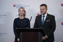 Minister invest&iacute;ci&iacute;, region&aacute;lneho rozvoja a informatiz&aacute;cie Samuel Migaľ a ministerka pre miestny rozvoj Českej republiky Zuzana Mr&aacute;zov&aacute;. FOTO: TASR/Maro&scaron; Herc