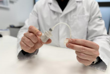 Na sn&iacute;mke implant&aacute;t umel&eacute;ho močov&eacute;ho zvierača