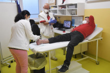 Počas rokovan&iacute; s poisťovňami m&ocirc;žu ambulancie z&iacute;skať viac finanic&iacute;. FOTO: TASR/F. Iv&aacute;n