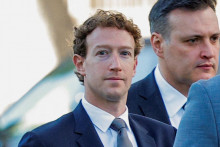 Gener&aacute;lny riaditeľ spoločnosti Meta Platforms Mark Zuckerberg prich&aacute;dza pred s&uacute;d, aby vypovedal na s&uacute;de v kľ&uacute;čovom pr&iacute;pade, v ktorom obviňuj&uacute; spoločnosť Meta a YouTube spoločnosti Google z po&scaron;kodzovania du&scaron;evn&eacute;ho zdravia det&iacute; prostredn&iacute;ctvom n&aacute;vykov&yacute;ch platforiem. FOTO: Reuters