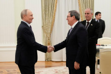 Rusk&yacute; prezident Vladimir Putin si pod&aacute;va ruku s kub&aacute;nskym ministrom zahraničn&yacute;ch vec&iacute; Brunom Rodriguezom Parrillom. FOTO: Reuters
