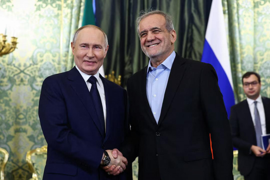 Na sn&iacute;mke rusk&yacute; prezident Vladimir Putin a ir&aacute;nsky prezident Mas&uacute;d Peze&scaron;kj&aacute;n. FOTO: Reuters