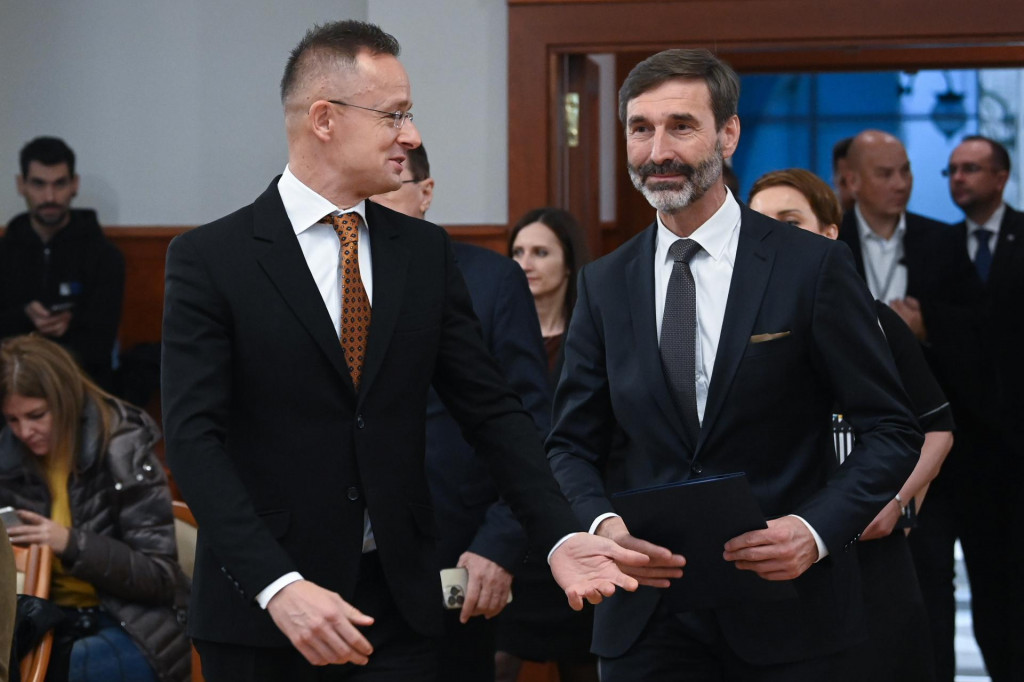 Slovensk&yacute; minister zahraničn&yacute;ch vec&iacute; Juraj Blan&aacute;r a maďarsk&yacute; minister zahraničn&eacute;ho obchodu a zahraničn&yacute;ch vec&iacute; P&eacute;ter Szijj&aacute;rt&oacute;. FOTO: TASR/DUNA/MTI