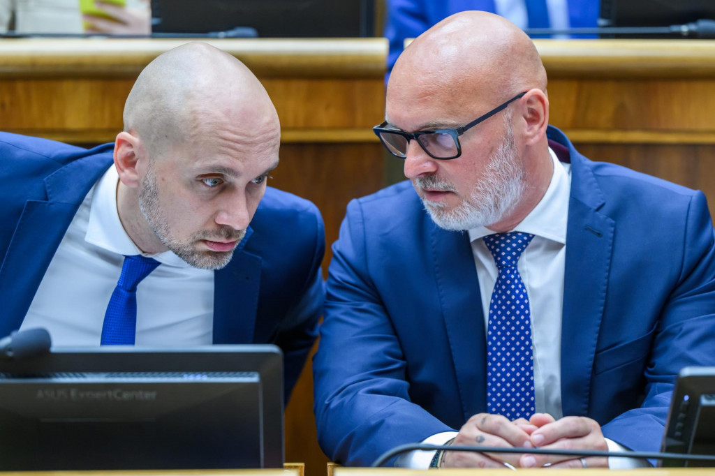 Na sn&iacute;mke poslanci NR SR zľava Karol Galek a Branislav Gr&ouml;hling (obaja SaS). FOTO: TASR/Jaroslav Nov&aacute;k
