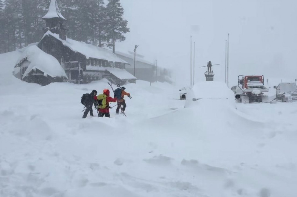 Členovia z&aacute;chran&aacute;rskeho t&iacute;mu kr&aacute;čaj&uacute; v Soda Springs. FOTO: TASR/AP