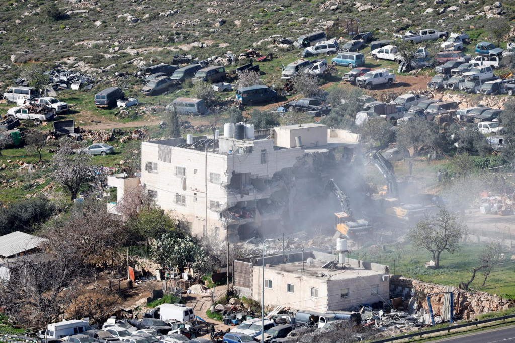 Strojov&eacute; zariadenie zb&uacute;ralo palest&iacute;nsku budovu neďaleko Hebronu na Izraelom okupovanom Z&aacute;padnom brehu. FOTO: Reuters