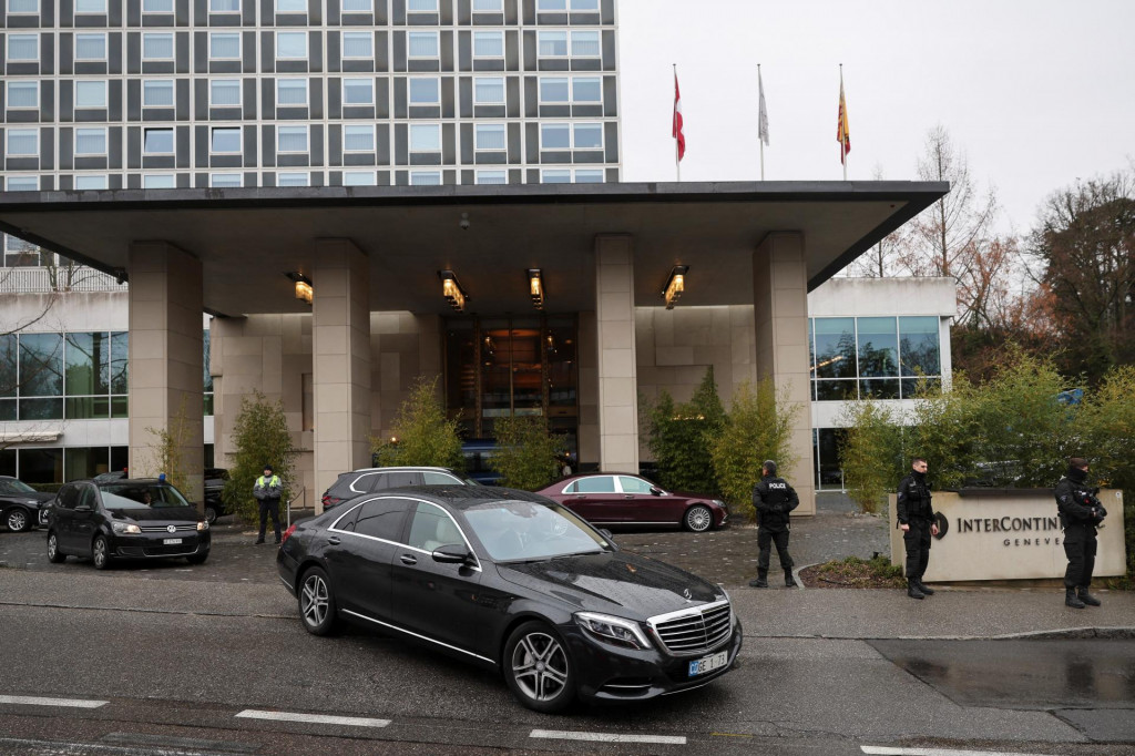 Rusk&aacute; deleg&aacute;cia op&uacute;&scaron;ťa hotel InterContinental po skončen&iacute; mierov&yacute;ch rozhovorov medzi Ruskom a Ukrajinou sprostredkovan&yacute;ch USA v Ženeve. FOTO: Reuters