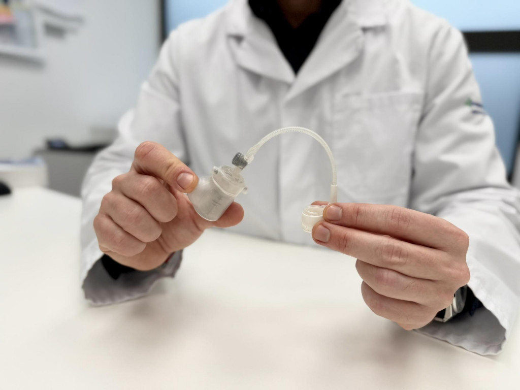 Na sn&iacute;mke implant&aacute;t umel&eacute;ho močov&eacute;ho zvierača