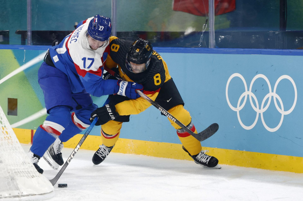 &Scaron;imon Nemec zo Slovenska v akcii s Tobiasom Riederom z Nemecka. FOTO: Reuters