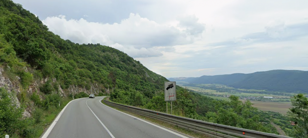 Soro&scaron;ka rob&iacute; probl&eacute;my v zime najm&auml; kamionistom. FOTO: Google Maps