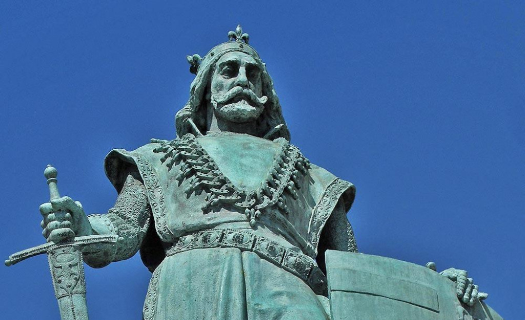 Bronzov&aacute; socha prv&eacute;ho uhorsk&eacute;ho kr&aacute;ľa z rodu Anjouovcov na budape&scaron;tianskom N&aacute;mest&iacute; hrdinov.