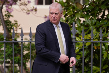 Na arch&iacute;vnej sn&iacute;mke z 20. apr&iacute;la 2025 Andrew Mountbatten-Windsor sa pozer&aacute; po odchode z veľkonočnej om&scaron;e vo Windsore. FOTO: TASR/AP