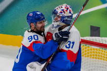 Na sn&iacute;mke zľava kapit&aacute;n Tom&aacute;&scaron; Tatar a brank&aacute;r Samuel Hlavaj (obaja Slovensko) sa te&scaron;ia z v&yacute;hry 6:2 po &scaron;tvrťfin&aacute;lovom dueli Slovensko - Nemecko na zimn&yacute;ch olympijsk&yacute;ch hr&aacute;ch 2026 v Mil&aacute;ne v stredu 18. febru&aacute;ra 2026. FOTO: TASR/Jaroslav Nov&aacute;k