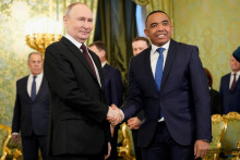 Rusk&yacute; prezident Vladimir Putin a prezident Madagaskaru Michael Randrianirina. FOTO: Reuters