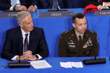 B&yacute;val&yacute; britsk&yacute; premi&eacute;r Tony Blair a americk&yacute; gener&aacute;lmajor Jasper Jeffers sa z&uacute;častnili ustanovuj&uacute;ceho zasadnutia Mierovej rady. FOTO: Reuters