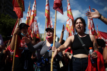 Demon&scaron;tranti sa z&uacute;častňuj&uacute; protestu pred argent&iacute;nskym N&aacute;rodn&yacute;m kongresom v deň, keď z&aacute;konodarcovia diskutuj&uacute; o reform&aacute;ch pracovn&eacute;ho pr&aacute;va, ktor&eacute; navrhla libertari&aacute;nska vl&aacute;da prezidenta Javiera Mileia. FOTO: Reuters