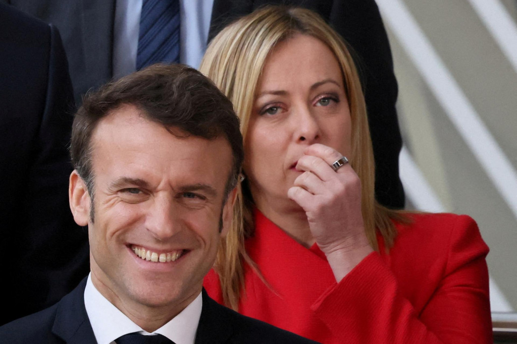 Franc&uacute;zsky prezident Emmanuel Macron a talianska premi&eacute;rka Giorgia Meloniov&aacute;. FOTO: Reuters