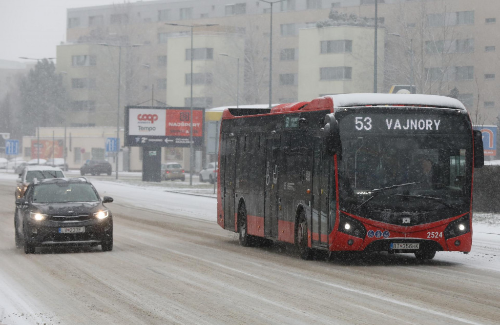 Hust&eacute; sneženie v Bratislave 16.2.2026