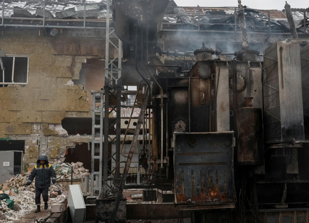 Energetick&yacute; pracovn&iacute;k prech&aacute;dza po elektr&aacute;rni po&scaron;kodenej ned&aacute;vnym rusk&yacute;m &uacute;tokom dronmi a raketami v Odese na Ukrajine. FOTO: REUTERS