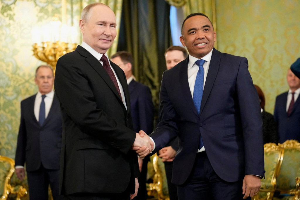 Rusk&yacute; prezident Vladimir Putin a prezident Madagaskaru Michael Randrianirina. FOTO: Reuters