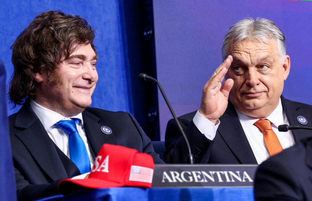 Argent&iacute;nsky prezident Javier Milei a maďarsk&yacute; premi&eacute;r Viktor Orb&aacute;n sa z&uacute;častnili ustanovuj&uacute;ceho zasadnutia Rady mieru v Americkom mierovom in&scaron;tit&uacute;te vo Washingtone. FOTO: Reuters