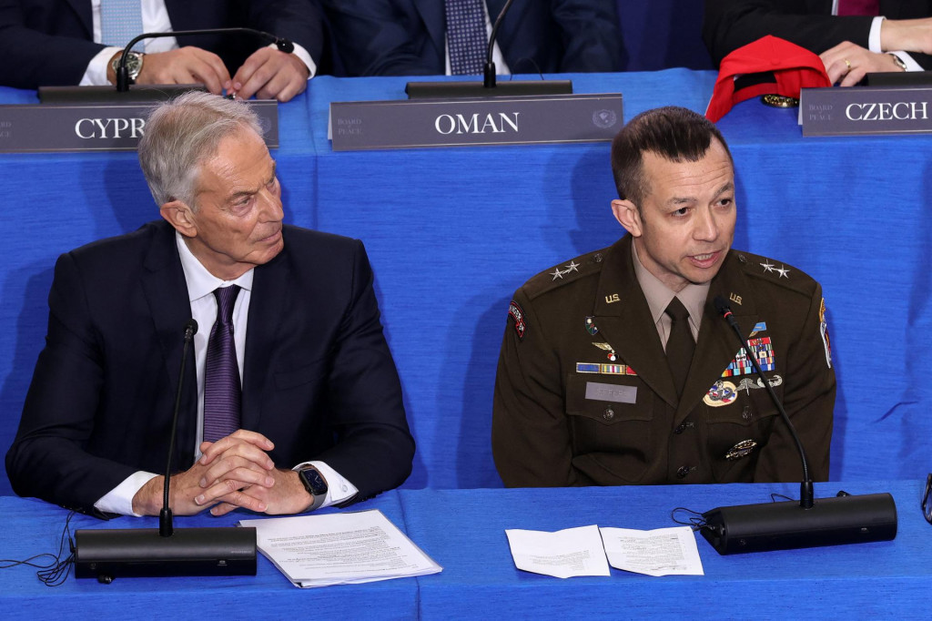B&yacute;val&yacute; britsk&yacute; premi&eacute;r Tony Blair a americk&yacute; gener&aacute;lmajor Jasper Jeffers sa z&uacute;častnili ustanovuj&uacute;ceho zasadnutia Mierovej rady. FOTO: Reuters