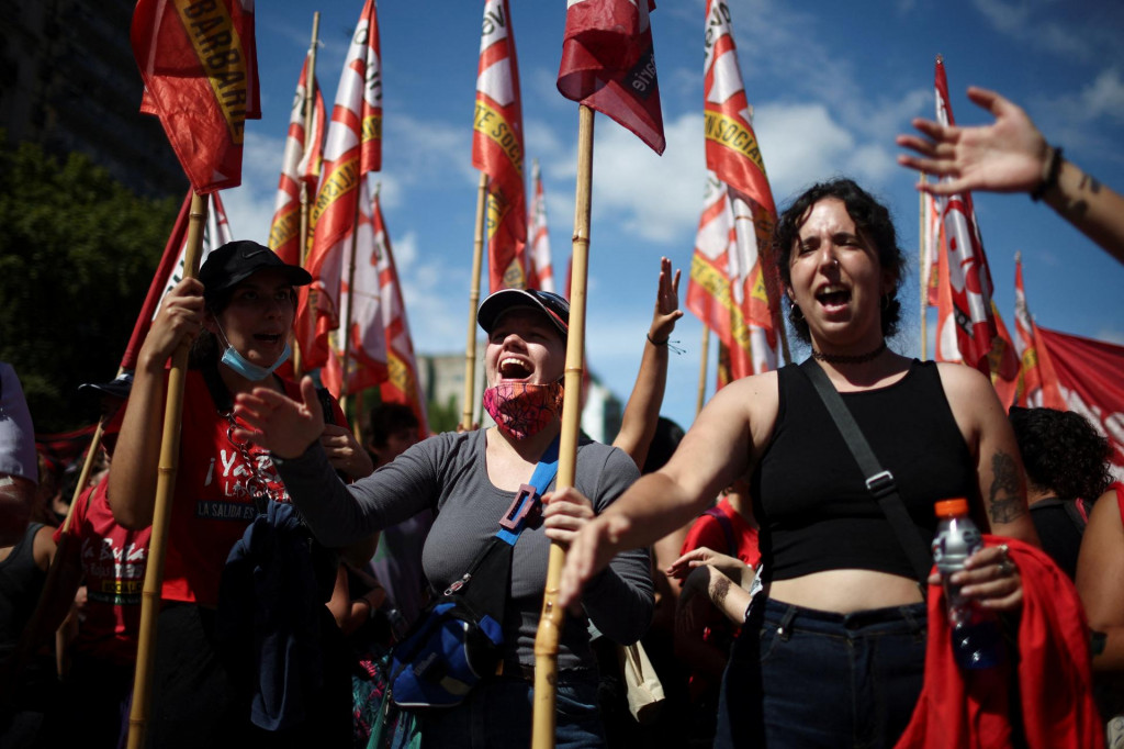 Demon&scaron;tranti sa z&uacute;častňuj&uacute; protestu pred argent&iacute;nskym N&aacute;rodn&yacute;m kongresom v deň, keď z&aacute;konodarcovia diskutuj&uacute; o reform&aacute;ch pracovn&eacute;ho pr&aacute;va, ktor&eacute; navrhla libertari&aacute;nska vl&aacute;da prezidenta Javiera Mileia. FOTO: Reuters