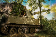 Ukrajinsk&iacute; vojaci strieľaj&uacute; zo samohybnej h&uacute;fnice M109. FOTO: Reuters