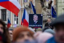 Zhromaždenie na podporu česk&eacute;ho prezidenta Petra Pavla, ktor&eacute; zorganizovala skupina Million Moments for Democracy v reakcii na spor medzi prezidentom Pavlom a česk&yacute;m ministrom zahraničn&yacute;ch vec&iacute; a predsedom Motoristov Petrom Macinkom. FOTO. Reuters