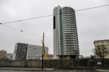 LED obrazovka počas rekon&scaron;trukcie b&yacute;val&eacute;ho intern&aacute;tu Hviezda, zn&aacute;meho pre svoj tvar aj ako Kukurica v Bratislave. FOTO: TASR/Dano Veselsk&yacute;
