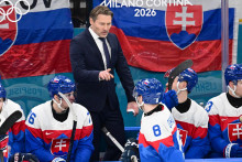 Na sn&iacute;mke zľava Martin Posp&iacute;&scaron;il, hlavn&yacute; tr&eacute;ner Vladim&iacute;r Orsz&aacute;gh a Oliver Okuliar reaguj&uacute; vo &scaron;tvrťfin&aacute;lovom z&aacute;pase Nemecko - Slovensko na zimn&yacute;ch olympijsk&yacute;ch hr&aacute;ch 2026 v Mil&aacute;ne. FOTO: TASR/Jaroslav Nov&aacute;k