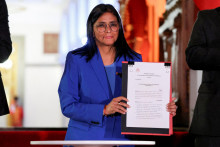 Dočasn&aacute; prezidentka Venezuely Delcy Rodriguezov&aacute; drž&iacute; v ruke text z&aacute;kona o amnestii. FOTO: Reuters