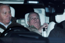 Andrew Mountbatten Windsor, mlad&scaron;&iacute; brat britsk&eacute;ho kr&aacute;ľa Karola, op&uacute;&scaron;ťa policajn&uacute; stanicu v Aylshame. FOTO: Reuters