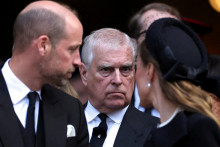 Britsk&yacute; princ Andrew stoj&iacute; vedľa princa Williama a jeho manželky Catherine, princeznej z Walesu. FOTO: Reuters